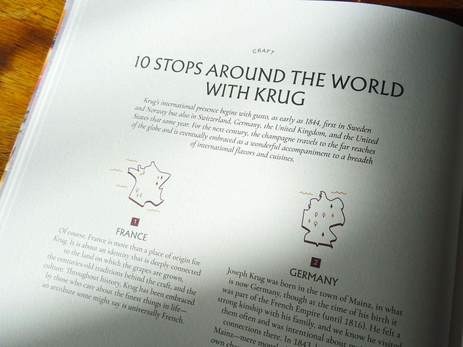 Gros plan sur la page du livre "10 stops around the world"