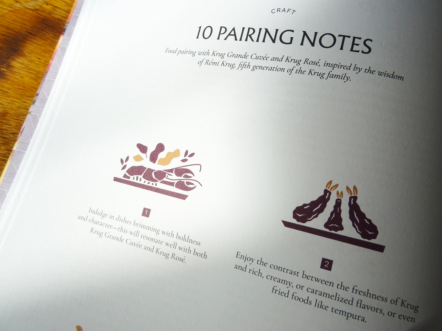 Gros plan sur la page du livre "10 pairing notes with Champagne"