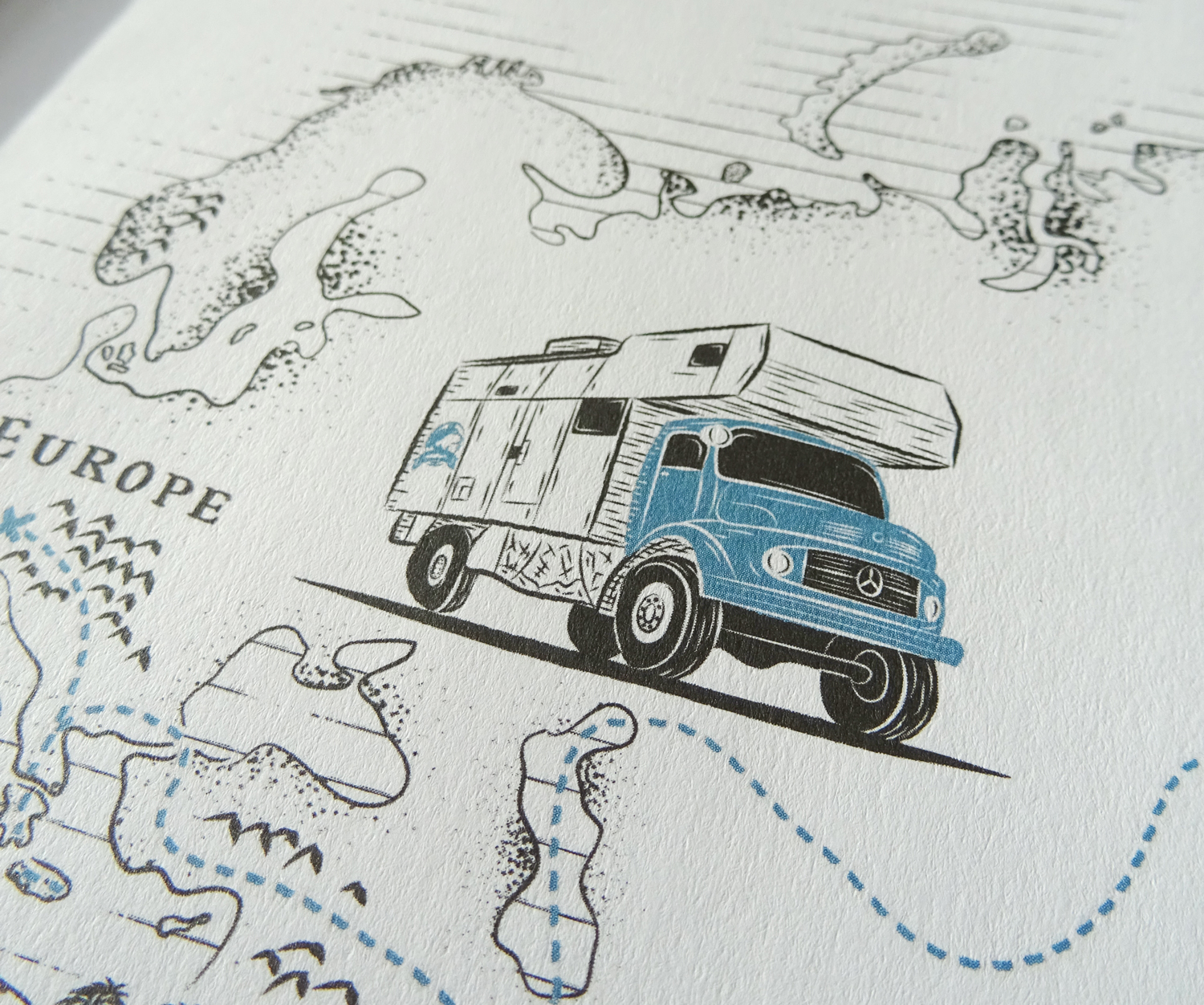 Gros plan sur l'illustration du camion qui a servi pour cette aventure
