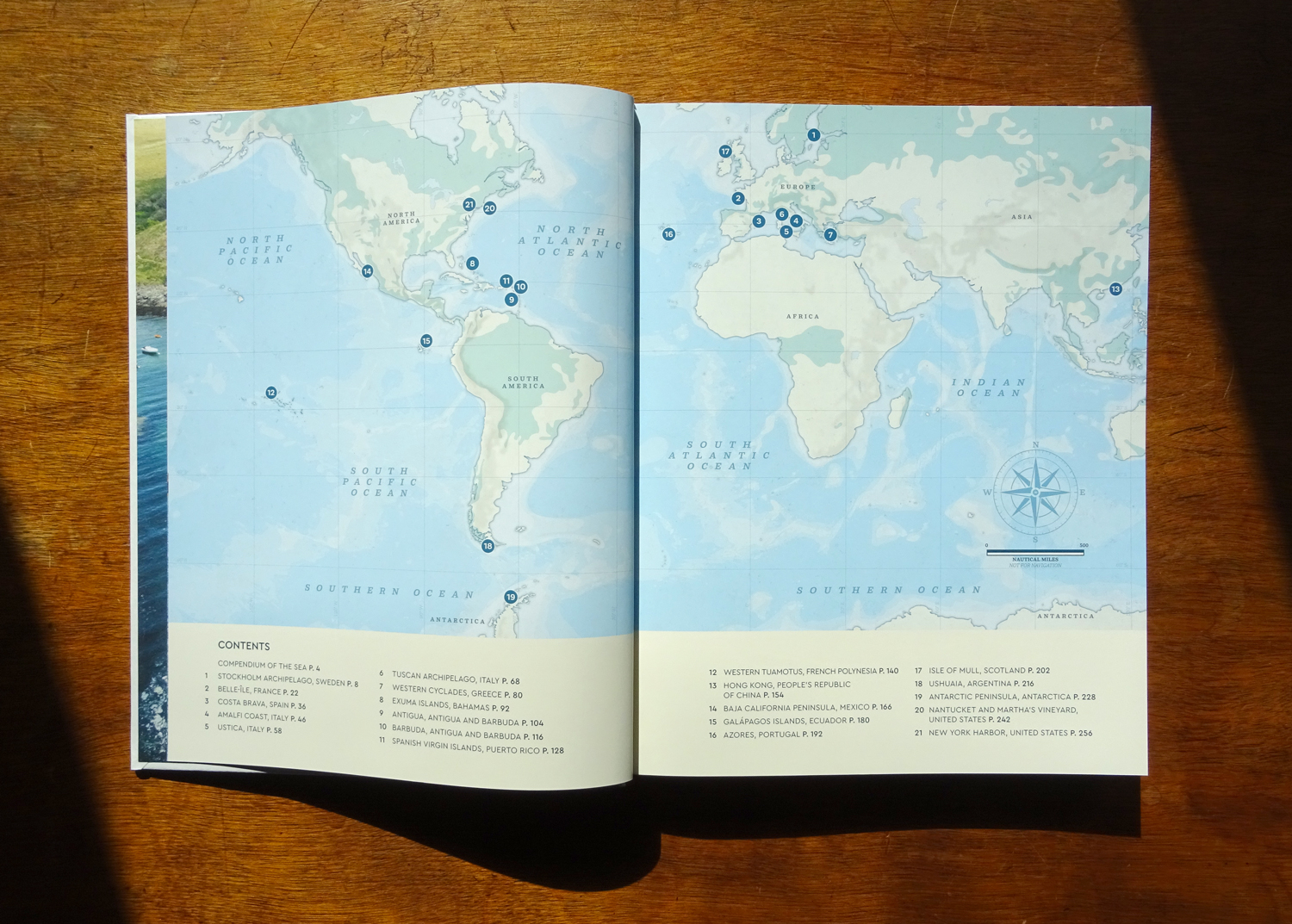 Photo de la double page du livre présentant la carte du monde qui sert d'index