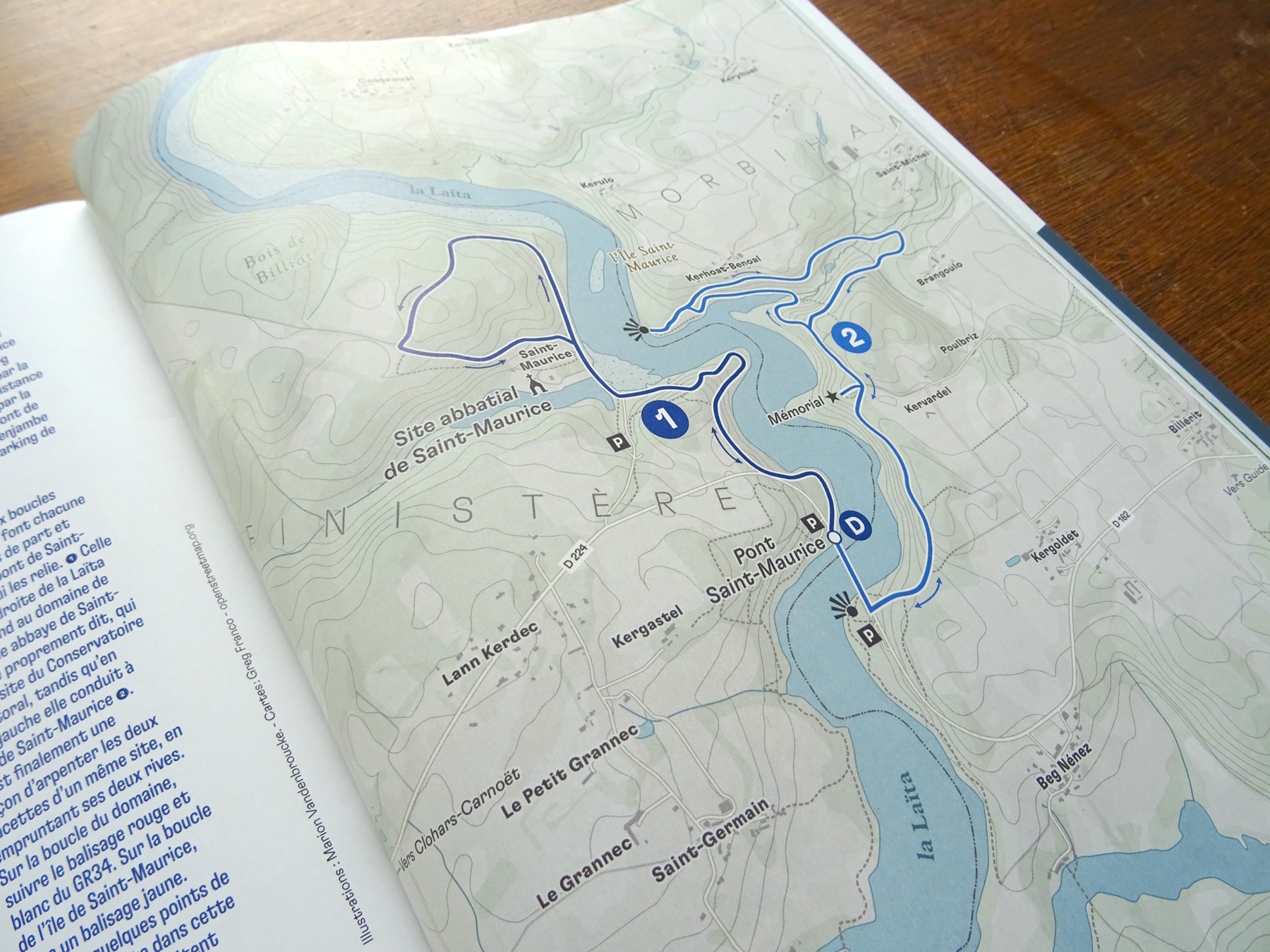 Photo en gros plan de la carte topographique pleine page mettant en avant l'itinéraire de randonnées. Créée par Greg Franco
